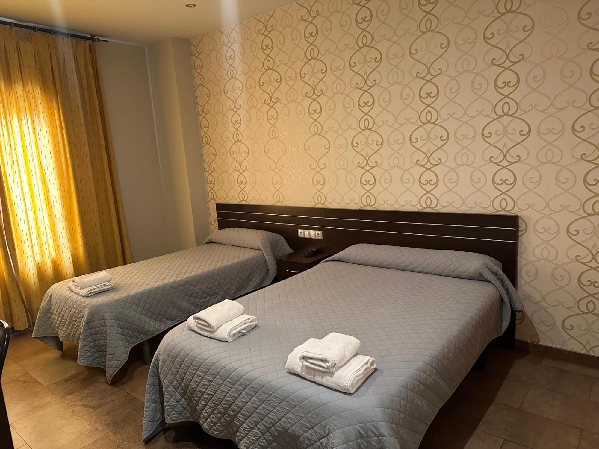 Hostal Venecia Monzon Ngoại thất bức ảnh
